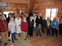 Vereinsmitglieder bei der Scheckübergabe