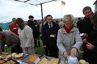 Gespräche bei Kaffee und Kuchen auf dem Mühlenhügel.