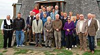Gruppenfoto der Festgesellschaft an der Mühle