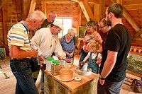 Ingo Waligora erklärt die Mahlsteintechnik.