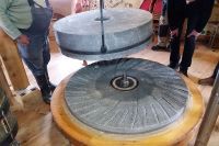 Mahlsteine zusammenfügen