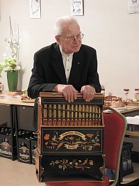 Horst Fichtmüller an der Drehorgel