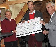 Scheckübergabe durch Thorsten Weßels