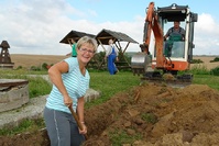 Andrea Lorenz und Bernd Strack beim Blitzschutz-Graben-Schaufeln