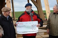 Bürgermeister Wolfgang Krakow übergibt den Scheck