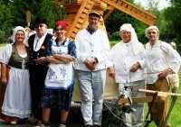 Mühlenfreunde am Mühlenmodell vor dem Festumzug