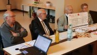 Horst Fichtmüller präsentiert den Förderscheck