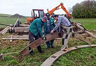 Begutachtung der Teile des alten Drehkranz'